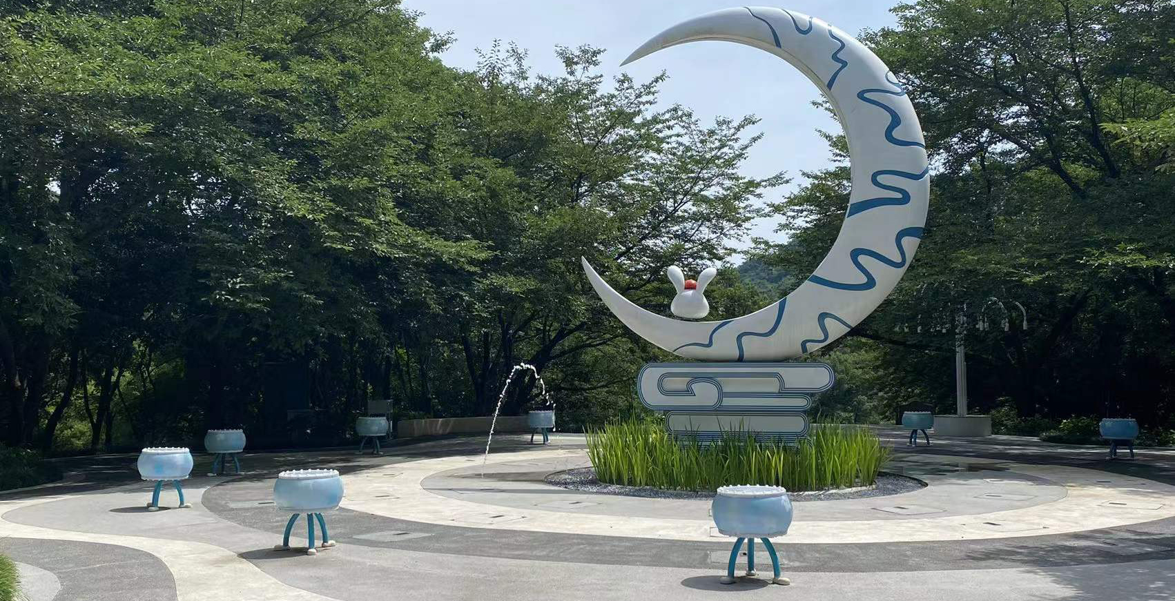 以孩童的视角，于少年儿童公园的太阳广场、月亮广场处，打造原创大型新概念游戏互动水景观。       太阳广场互动水景，以“海螺之声”为主题，整体呈螺旋回环的布局，集合了7种基础喷泉水型，3种特色感应互动效果，为小朋友们提供了活泼趣味、新颖丰富的戏水空间。      月亮广场，借传统文化中桂月故事作素材，巧设大型游戏互动装置“月落桂雨”，首创多级互动概念，层层递进，带给儿童逐步积累、惊喜不断的游戏快感。